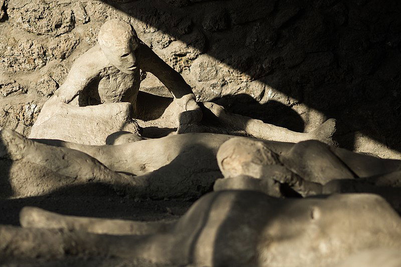 Body_of_Vesuvius_eruption_victim_preserved_in_ash_coating_in_Pompeii__2016