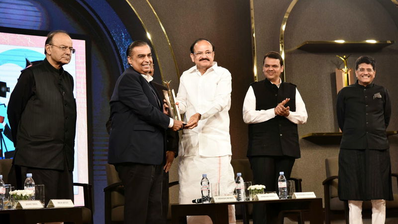 The_Vice_President__Shri_M._Venkaiah_Naidu_at_an_event_to_give_away_The_Economic_Times_Award_for_Corporate_Excellence_to_Shr