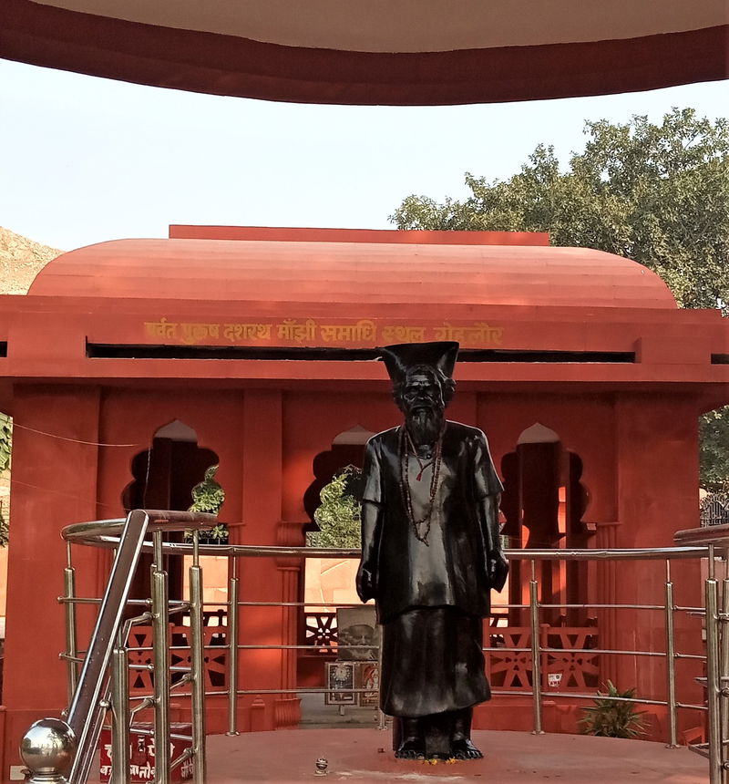 Statue_of_Dashrath_Manjhi_in_front_of_his_memorial_at_Gehlaur_IMG_20191127_145011