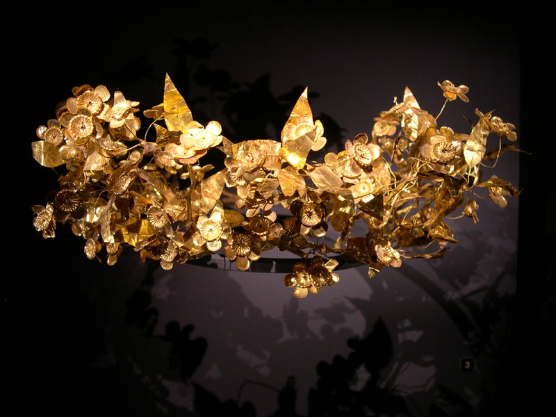 Golden_leaf_crown_of_ancient_macedonian_origin__Thessaloniki__Greece