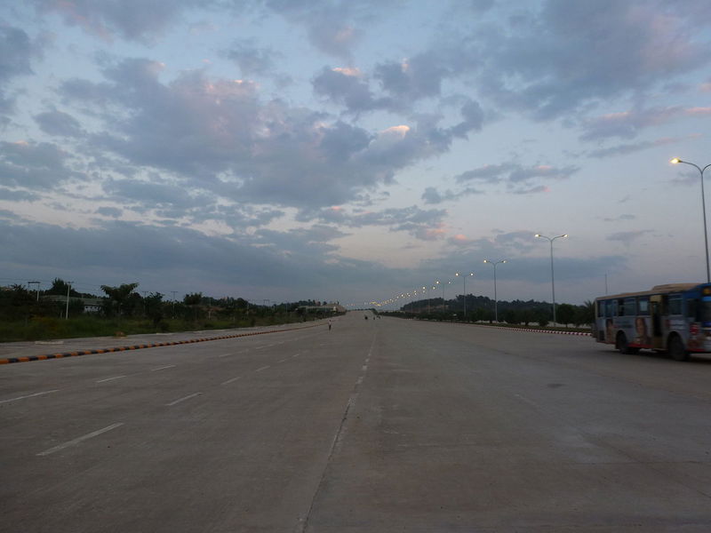 Naypyidaw_Empty_Boulevard