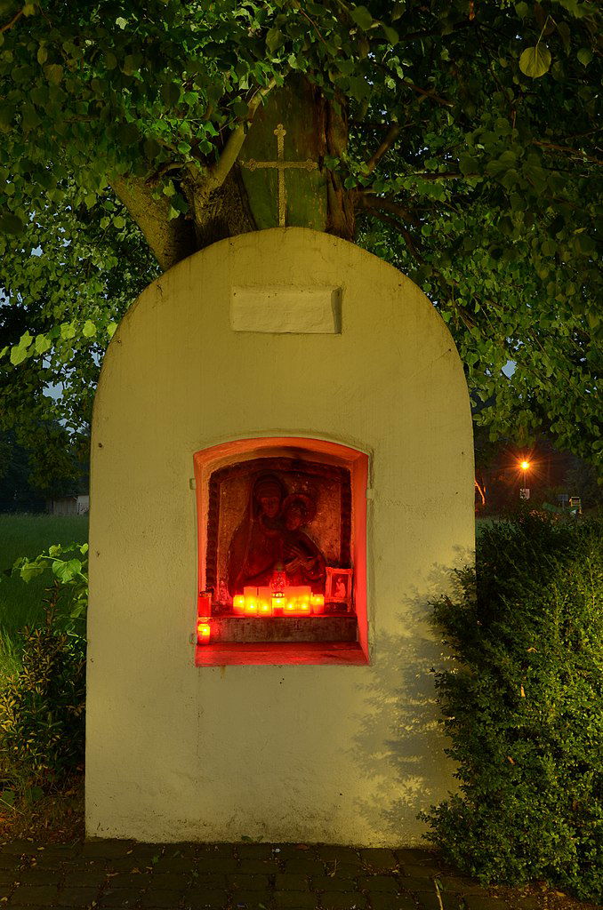 Wittlaer_candlelit_shrine