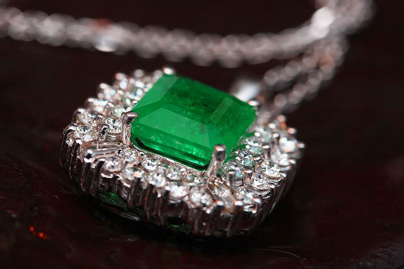 jewelry-necklace-green-emerald