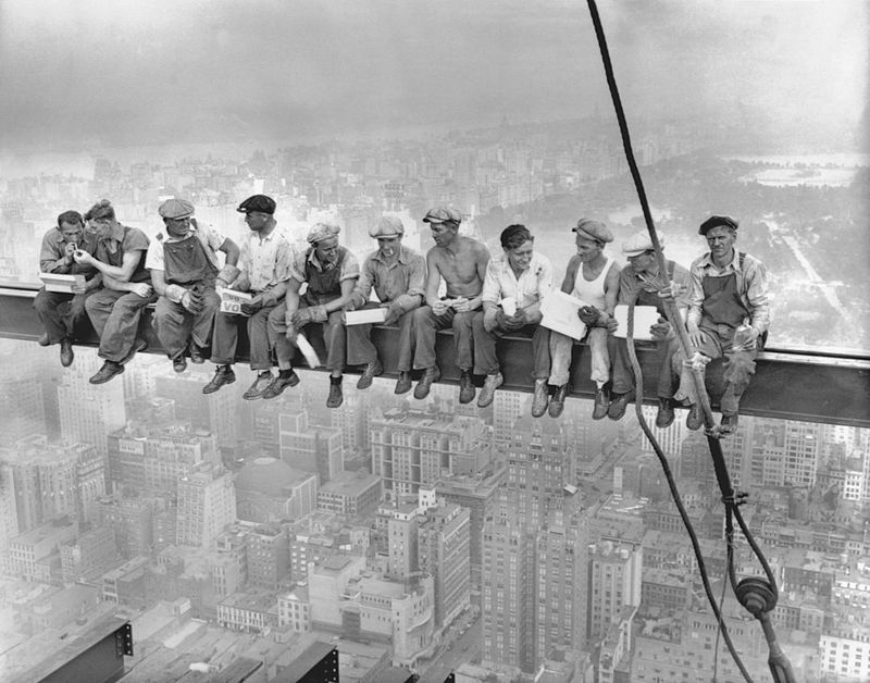 916px-Lunch_atop_a_Skyscraper_-_Charles_Clyde_Ebbets