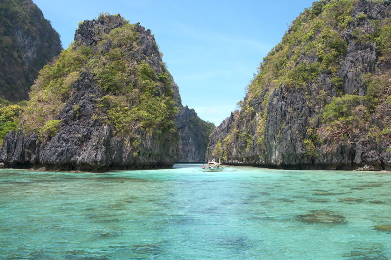 Island_lagoon_in_Bacuit_Bay__El_Nido__Palawan__Philippines