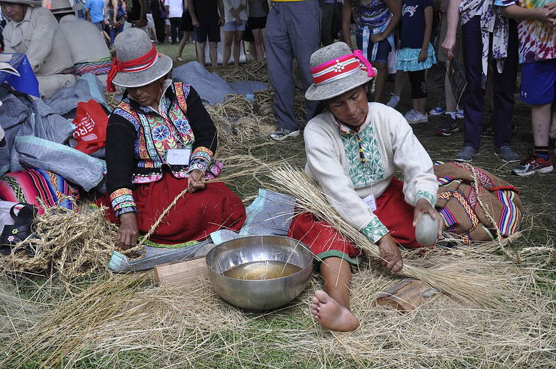 Qeswachaka_Bridge_rope_making