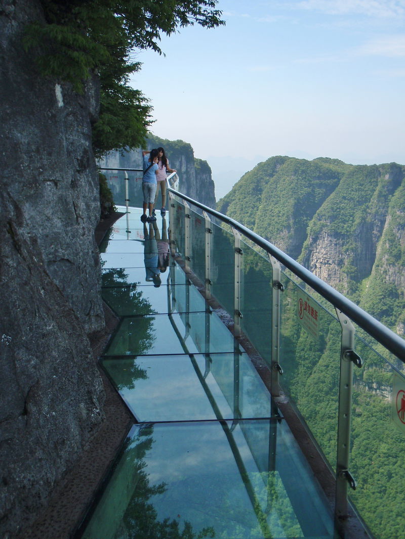 Glass_walkway-_Tianmen_Mountain_-_panoramio