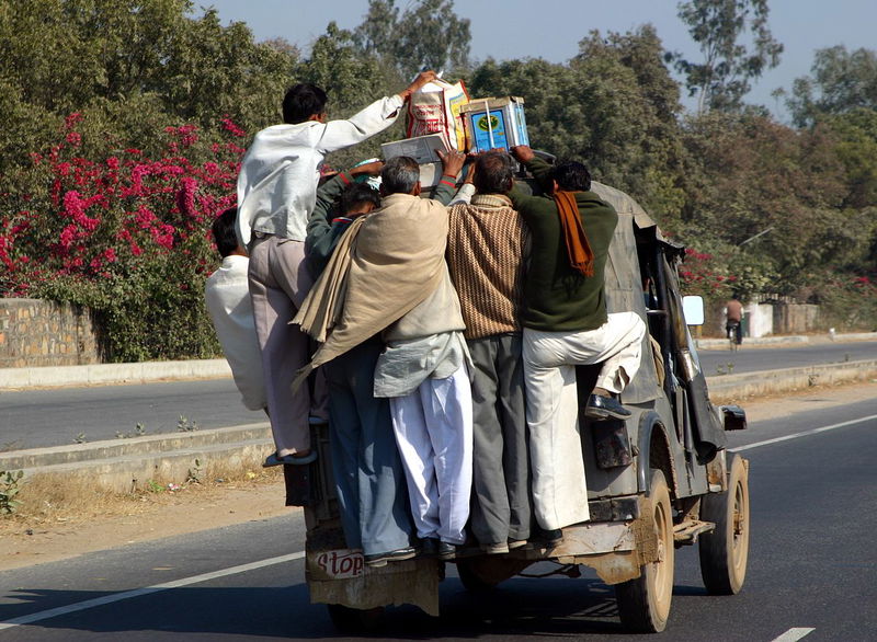 Overloaded_vehicle_in_India