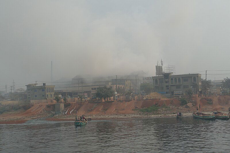 Pollution_by_a_factory_on_the_bank_of_the_Buriganga_near_Dhaka_04