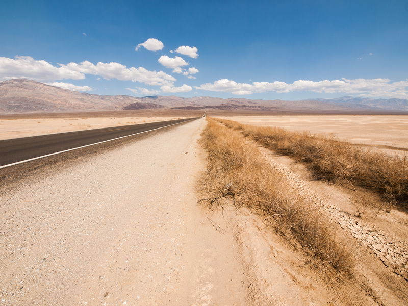 Desert_Road_on_the_way_to_Furnace_Creek_in_Death_Valley