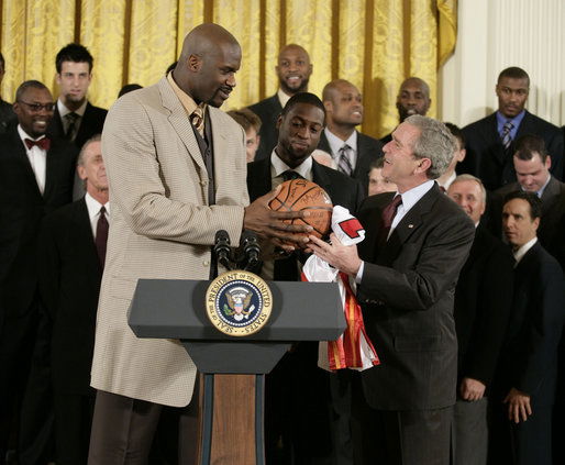 Shaq_gives_ball_to_Bush_2007