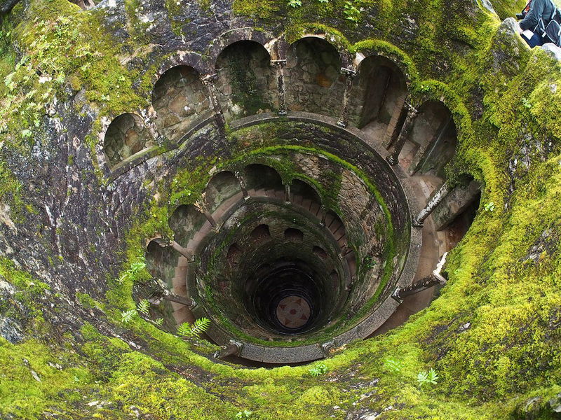 Quinta_da_Regaleira_estate_inverted_tower