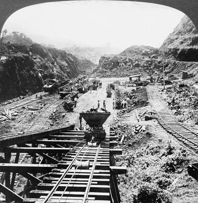 Panama_Canal_under_construction-2C_1907