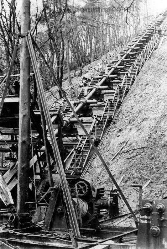 Bundesarchiv_Bild_146-1981-147-30A-2C_Hochdruckpumpe_V-3