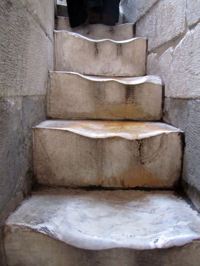 Tower_of_Pisa_Worn_Stairs