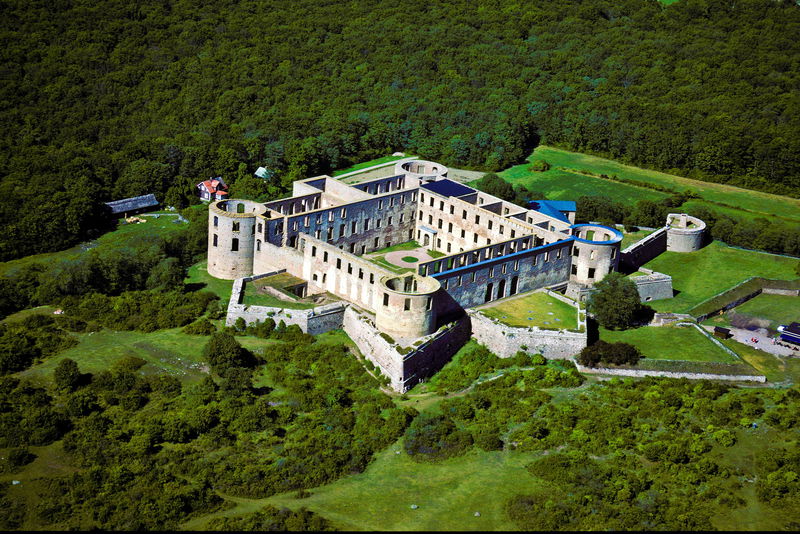 2560px-Borgholms_slottsruin_frA5n_luften