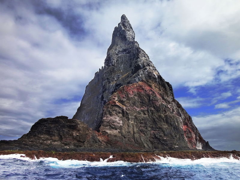 2560px-Balls_Pyramid-2C_Lord_Howe_Marine_Park_1008