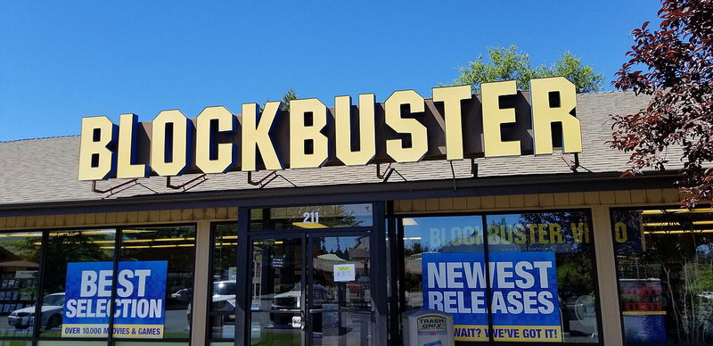 Exterior of last Blockbuster