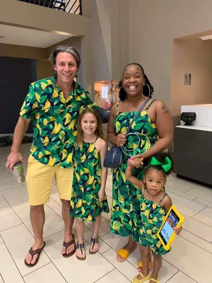 Different families with matching outfits