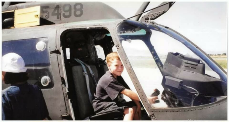 man took an photo in 0H58 Kiowa helicopter as a kid