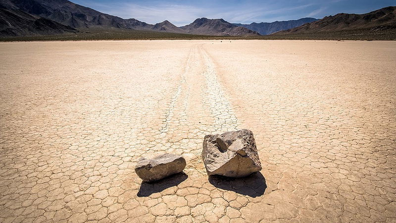 Moving_Stones_In_Racetrack_Death_Valley_United_States