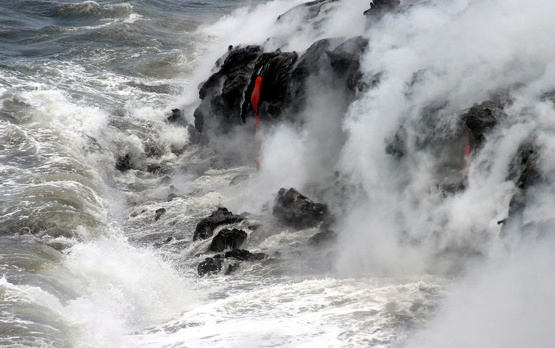 1280px-P__hoehoe_lava_meets_Pacific