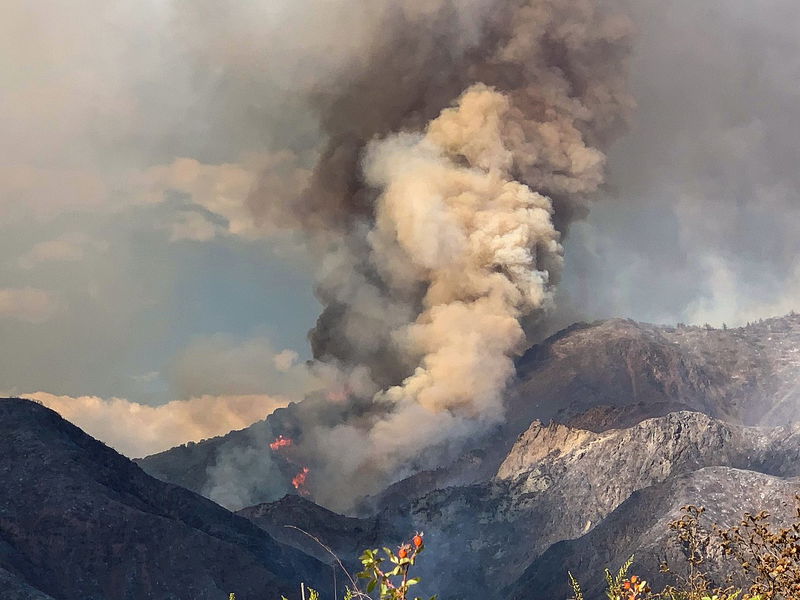 1280px-View_of_the_El_Dorado_Fire_from_El_Dorado_Ranch_Park_on_Saturday2C_2020