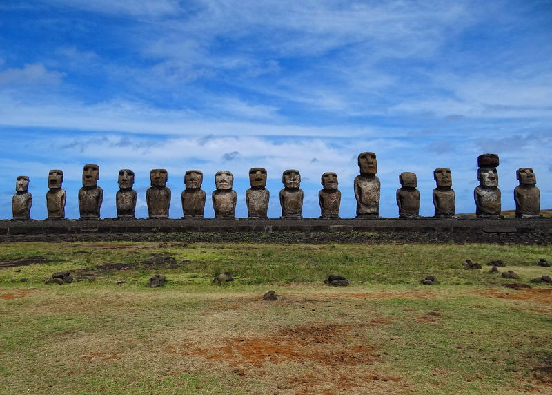 2560px-Ahu-Tongariki-2013