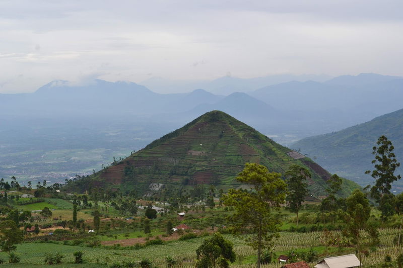 Mount Sadahurip gunung padang